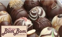 Doce Bombom Chocolates Finos: 30 mini truffas em caixinhas de papel + 30 truffas grandes em papel peteca + 10 pirulitos de chocolate truffados de R$ 160,00 por R$ 79,99