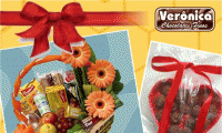 Ideal para o dia dos namorados! Cesta de Café da Manhã com 30 itens + Caixa em formato de coração com 14 Chocolates Finos em Formato de Rosa de R$130 por R$55.