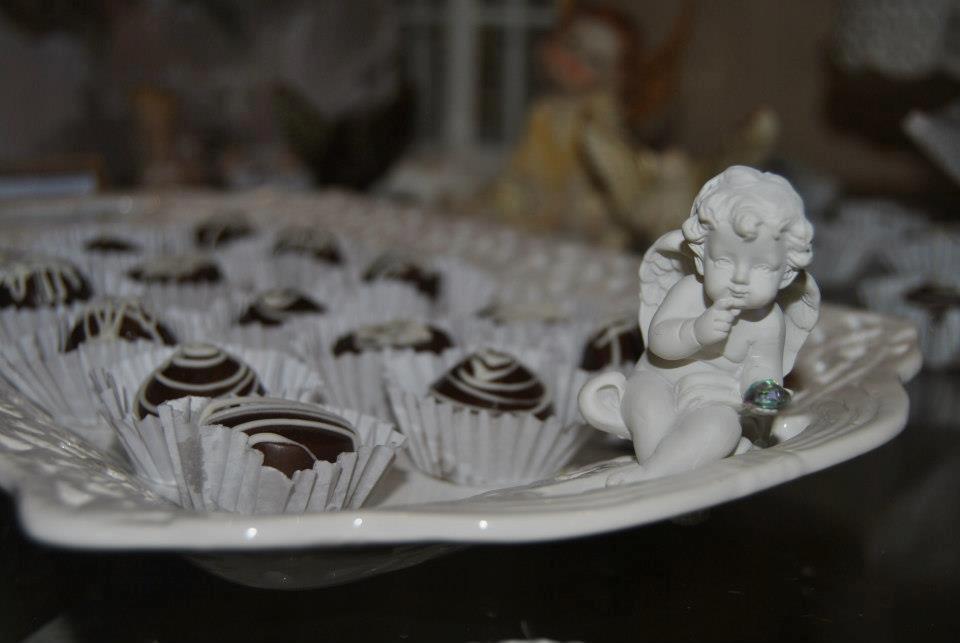 100 Chocolates finos crocantes decorados ou 20 pirulitos de chocolate decorados