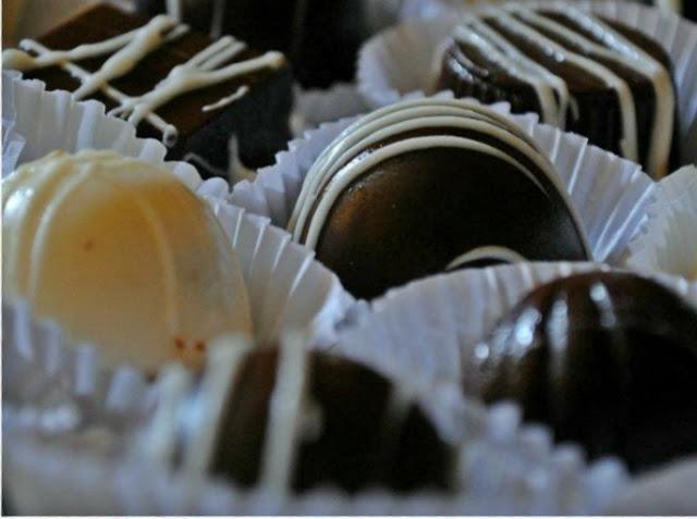 100 Chocolates finos crocantes decorados ou 20 pirulitos de chocolate decorados