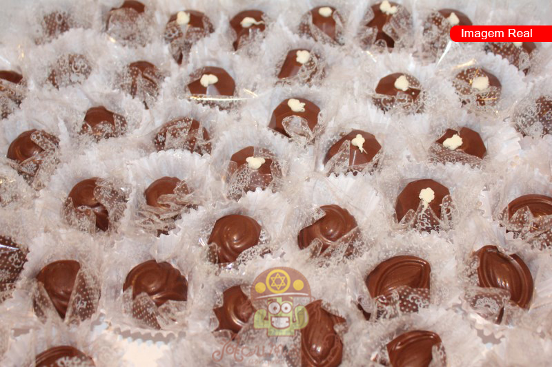 60 docinhos (brigadeiro ou beijinho) + 80 chocolates finos + 20 Copinhos