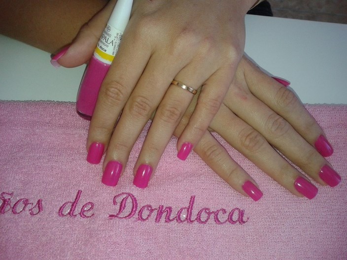 Manicure + Pedicure + Design de Sobrancelhas com Aplicação de Hennana na Mãos de Dondoca