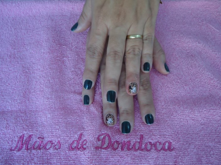 Manicure + Pedicure + Design de Sobrancelhas com Aplicação de Hennana na Mãos de Dondoca
