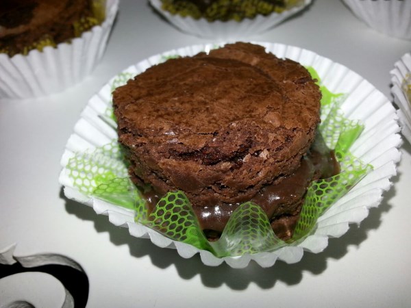 20 Copinhos de Brigadeiro Gourmet OU 100 Chocolates Finos OU 50 Bem Casados de Brownie