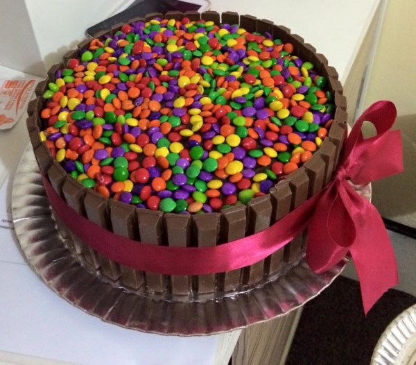 Chocolove: Bolo personalizado + 10 Cupcakes + 50 Bombons Finos de Chocolate Crocante