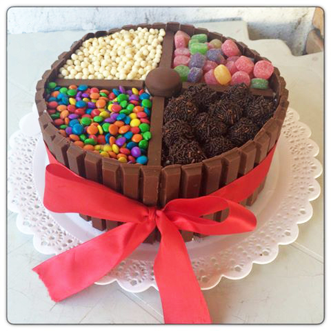 Chocolove: Bolo personalizado + 10 Cupcakes + 50 Bombons Finos de Chocolate Crocante