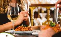 Jantar a dois romântico completíssimo em restaurante italiano: Entrada (Brusquetta) + Prato Principal (05 opções de massa italiana) + 02 Taças de Vinho + Sobremesa, de R$120 por R$59,90.