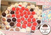 Eles não podem faltar na sua mesa de guloseimas! 100 deliciosos docinhos OU 50 mini cupcakes decorados OU 50 mini brownies tradicionais, com a qualidade Brigadeiros da Dedeth, a partir de R$ 28,90.