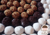 Eles não podem faltar na sua mesa de guloseimas! 100 deliciosos docinhos OU 50 mini cupcakes decorados OU 50 mini brownies tradicionais, com a qualidade Brigadeiros da Dedeth, a partir de R$ 28,90.